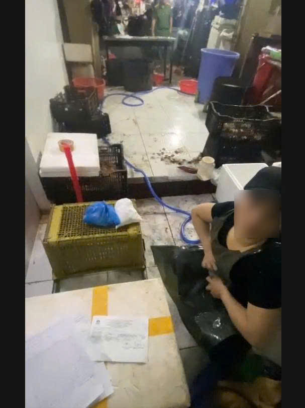 Bà M. thừa nhận dùng hóa chất tẩy trắng để ngâm hoa chuối trước khi đưa đi tiêu thụ