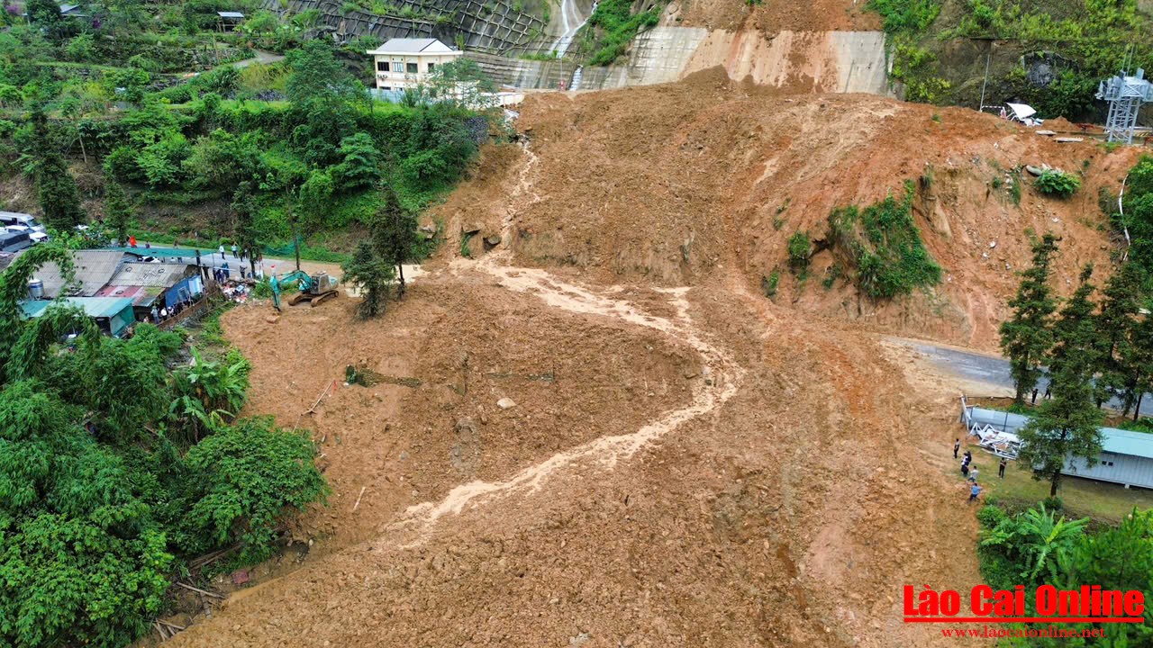 Sạt lở lớn trên quốc lộ 4D đoạn lên Sa Pa, giao thông bị ách tắc hoàn toàn 6 Khối lượng đất đá lớn tràn xuống đường, rất may không thiệt hại về người.