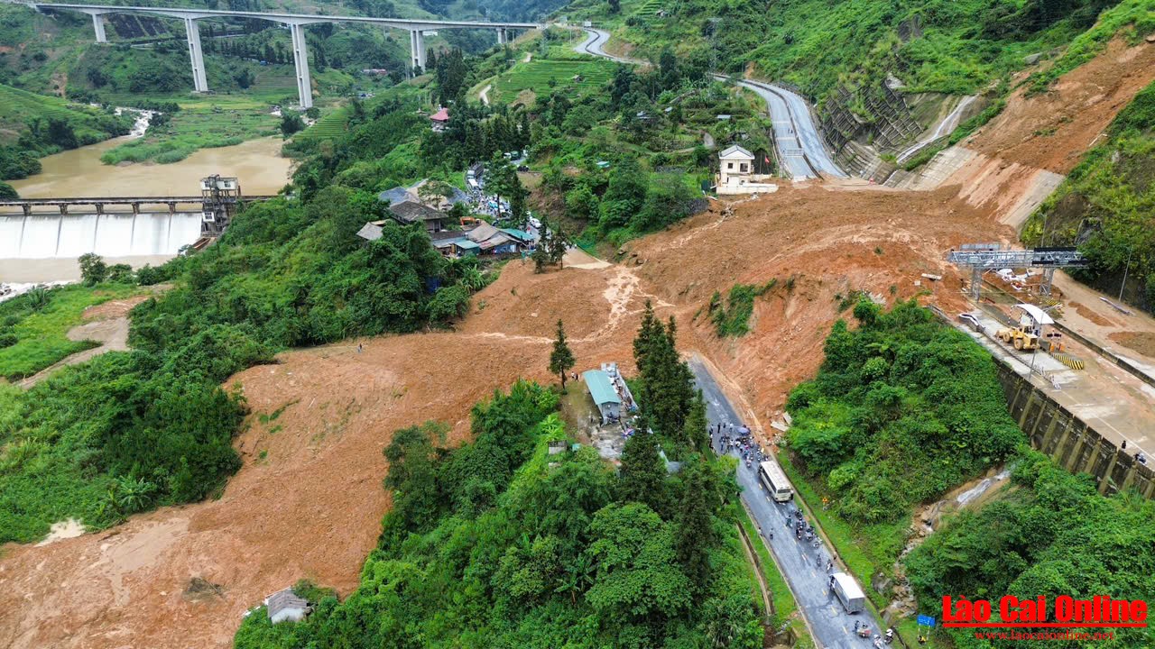 Sạt lở lớn trên Quốc lộ 4D, tuyến đường đã tạm thông sau hơn 3 giờ chia cắt 6 Khối lượng đất đá lớn gây ách tắc hoàn toàn tuyết đường QL4D đoạn qua xã Tả Phìn . Ảnh Du Kỷ