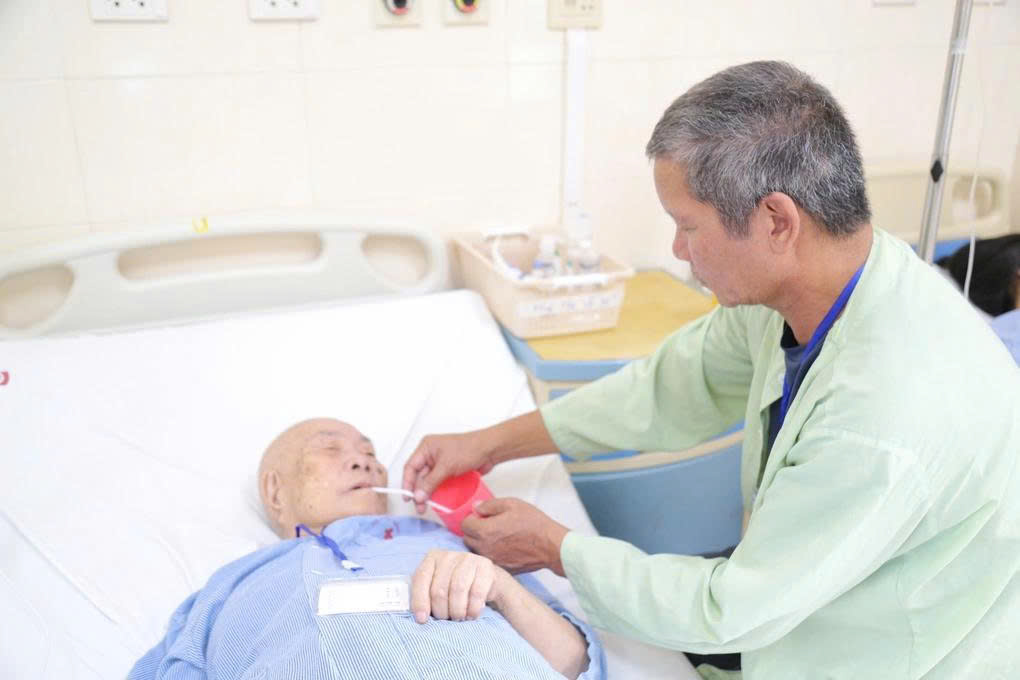 Bệnh nhân 96 tuổi tại Hưng Yên được Bệnh viện K phẫu thuật thành công ung thư trực tràng 4 Ngày thứ 2 sau phẫu thuật, bệnh nhân đã tỉnh táo, ăn được cháo, sữa (Ảnh: Bệnh viện cung cấp).