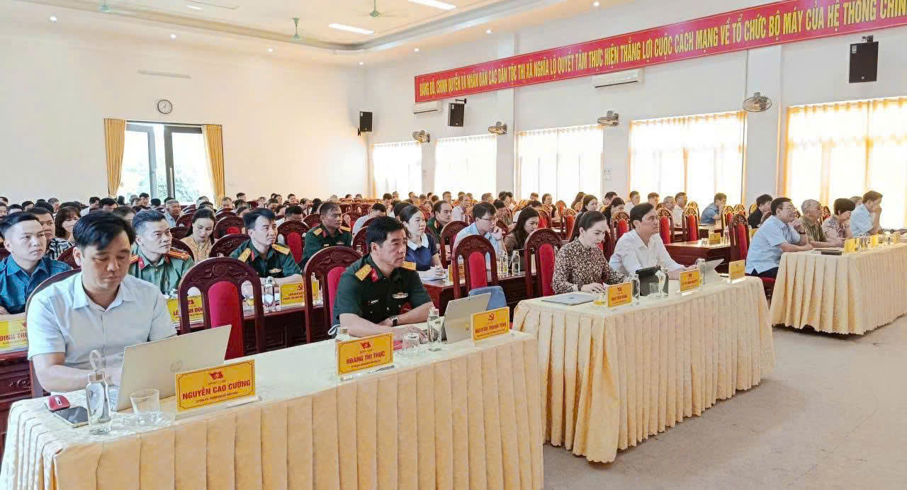 Đảng ủy phường Nghĩa Lộ dự hội nghị trực tuyến quán triệt nghị quyết của Bộ Chính trị 2 Quang cảnh hội nghị với sự tham gia của cán bộ, đảng viên, lực lượng vũ trang và đoàn thể địa phương.