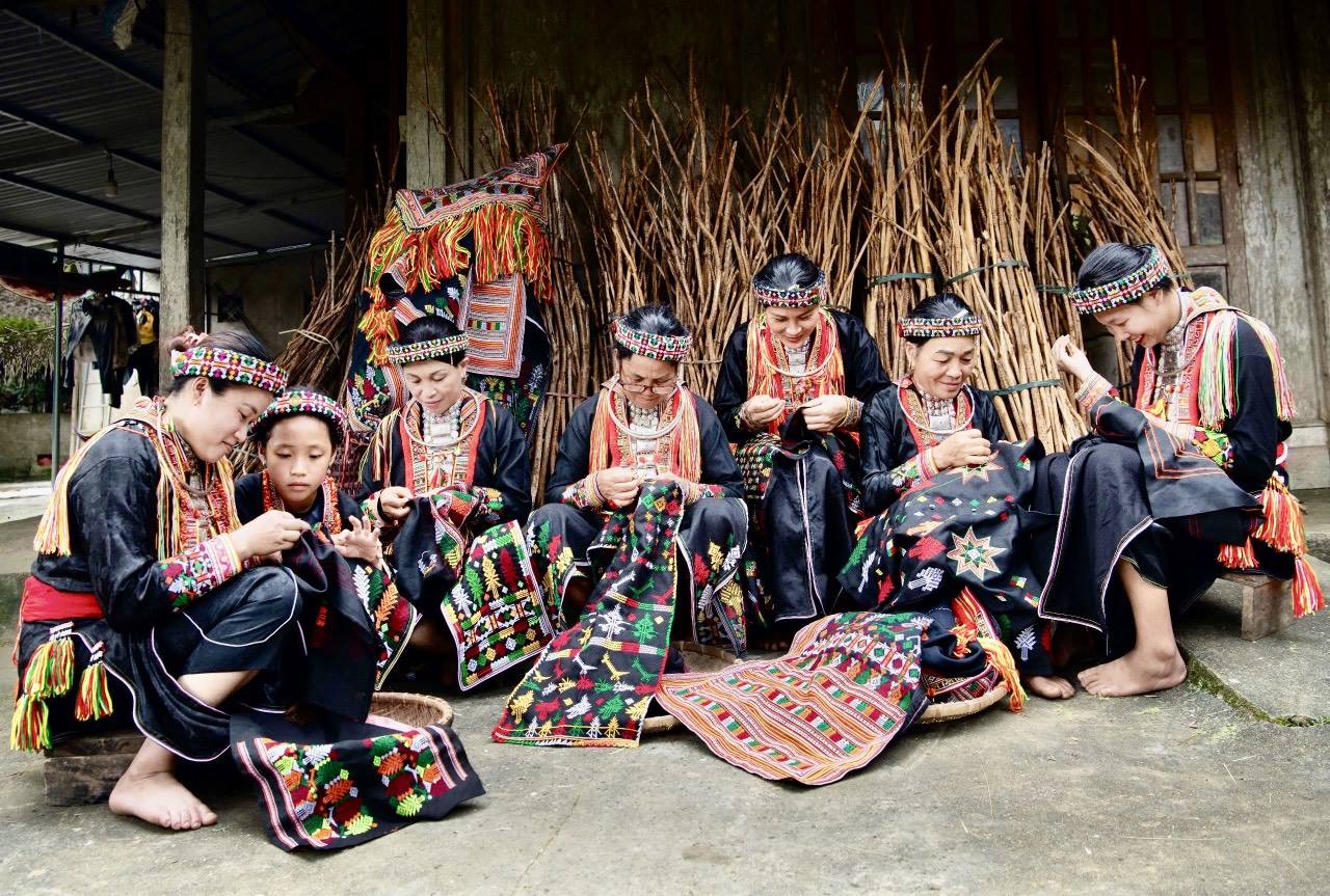 Lào Cai: Nhiều giải pháp phát triển làng nghề gắn với du lịch 2 Tuyên truyền để người dân tiếp cận các nguồn lực, chính sách hỗ trợ phát triển nghề truyền thống, làng nghề truyền thống