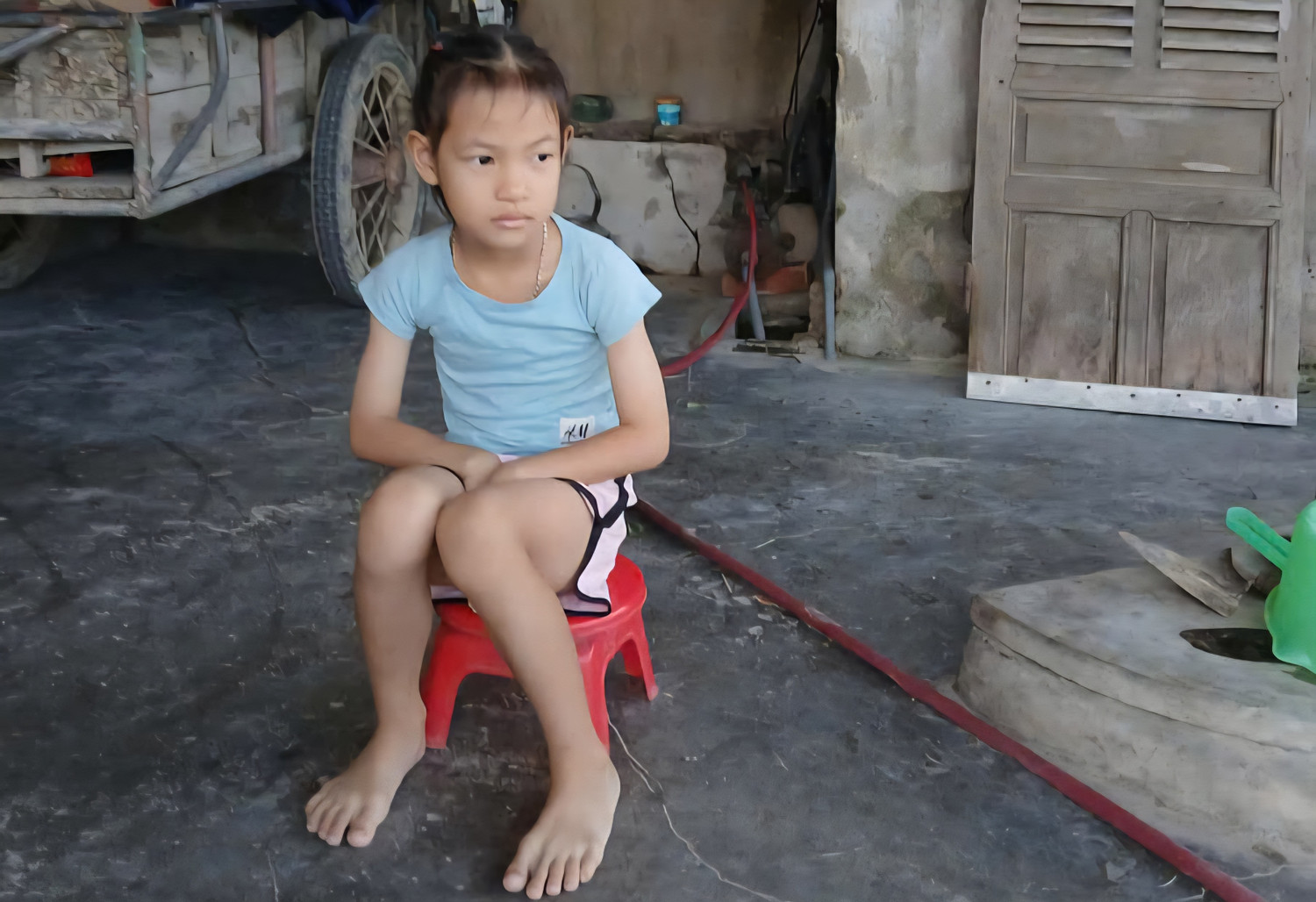Chị Linh mong có phép màu để có thể được chăm sóc đứa con thơ 6 tuổi của mình khôn lớn. 1000025867.jpg