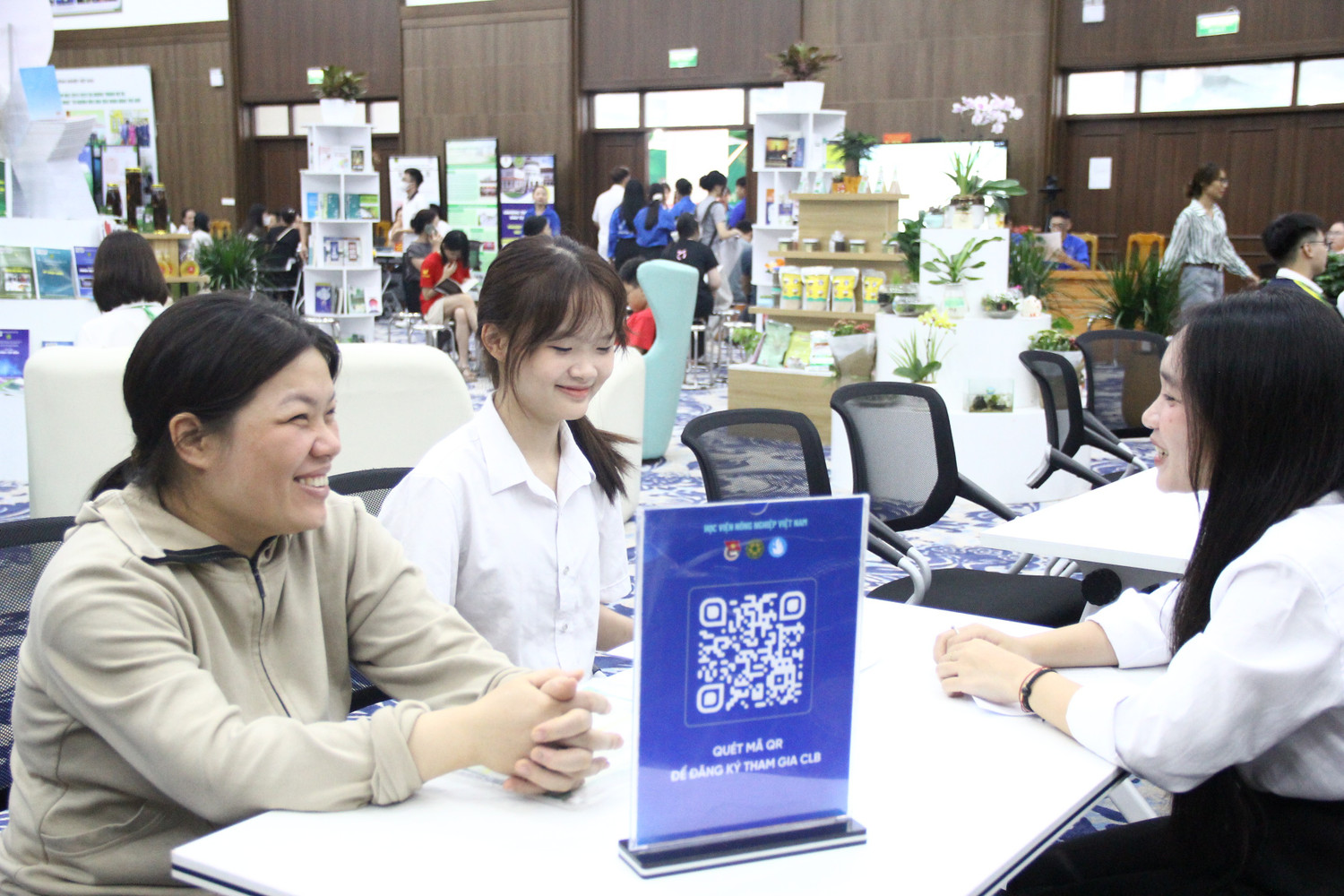 Tân sinh viên đến nhập học tại Học viện Nông nghiệp Việt Nam. img-2689.jpg
