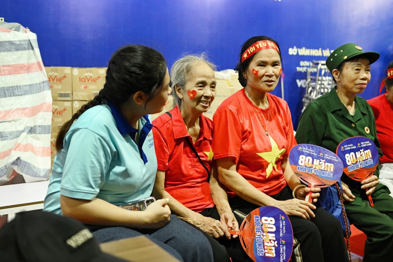 Chuỗi nhà thuốc và tiêm chủng Long Châu vinh dự đồng hành cùng chiến dịch 'A80 - Tự hào Việt Nam' 3 Các bác sĩ, dược sĩ của FPT Long Châu sẻ chia tâm tình cùng các cụ già và các cựu chiến binh. Ảnh: FPT Long Châu