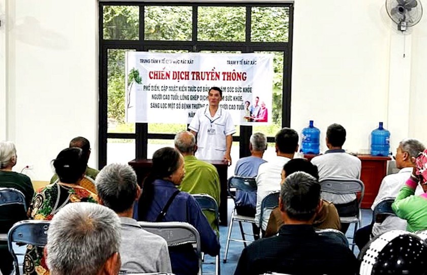 Đẩy mạnh truyền thông về chăm sóc sức khỏe cho đồng bào ở vùng cao Lào Cai. Ảnh: Lưu Liên