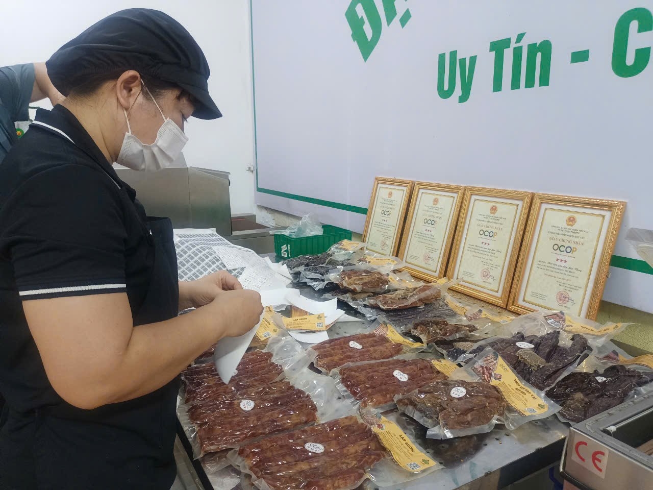 Sản phẩm OCOP Bát Xát: Hương vị quê nhà giữa đại ngàn Tây Bắc 1 Thịt trâu gác bếp Lèo Thủy – đậm hương vị Tây Bắc, sản phẩm OCOP 3 sao.