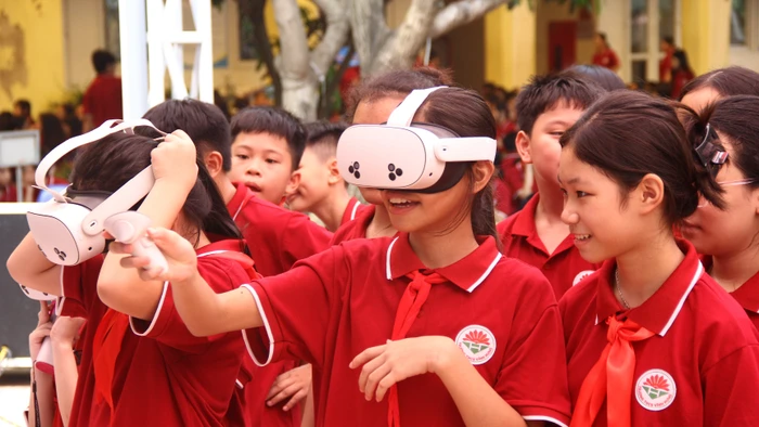 1a82e57aa6274cf69f1eca40a5b613b0 cong dan so tu ghe nha truong 1.jpg