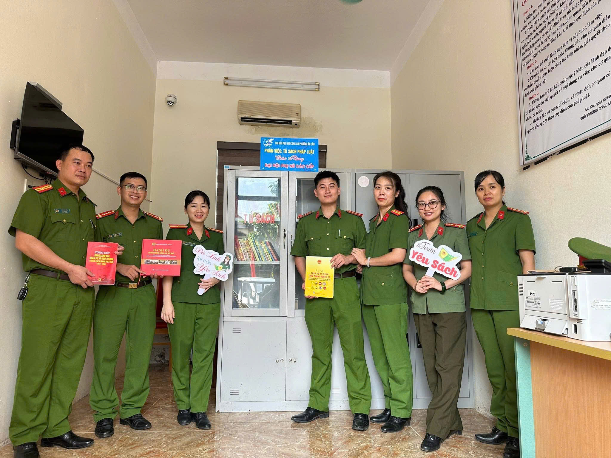 Công an phường Âu Lâu ra mắt “Tủ sách pháp luật” lan tỏa văn hóa học tập và làm theo luật 4 1b84a51e 8f09 473c a80a 50e1e034d30f