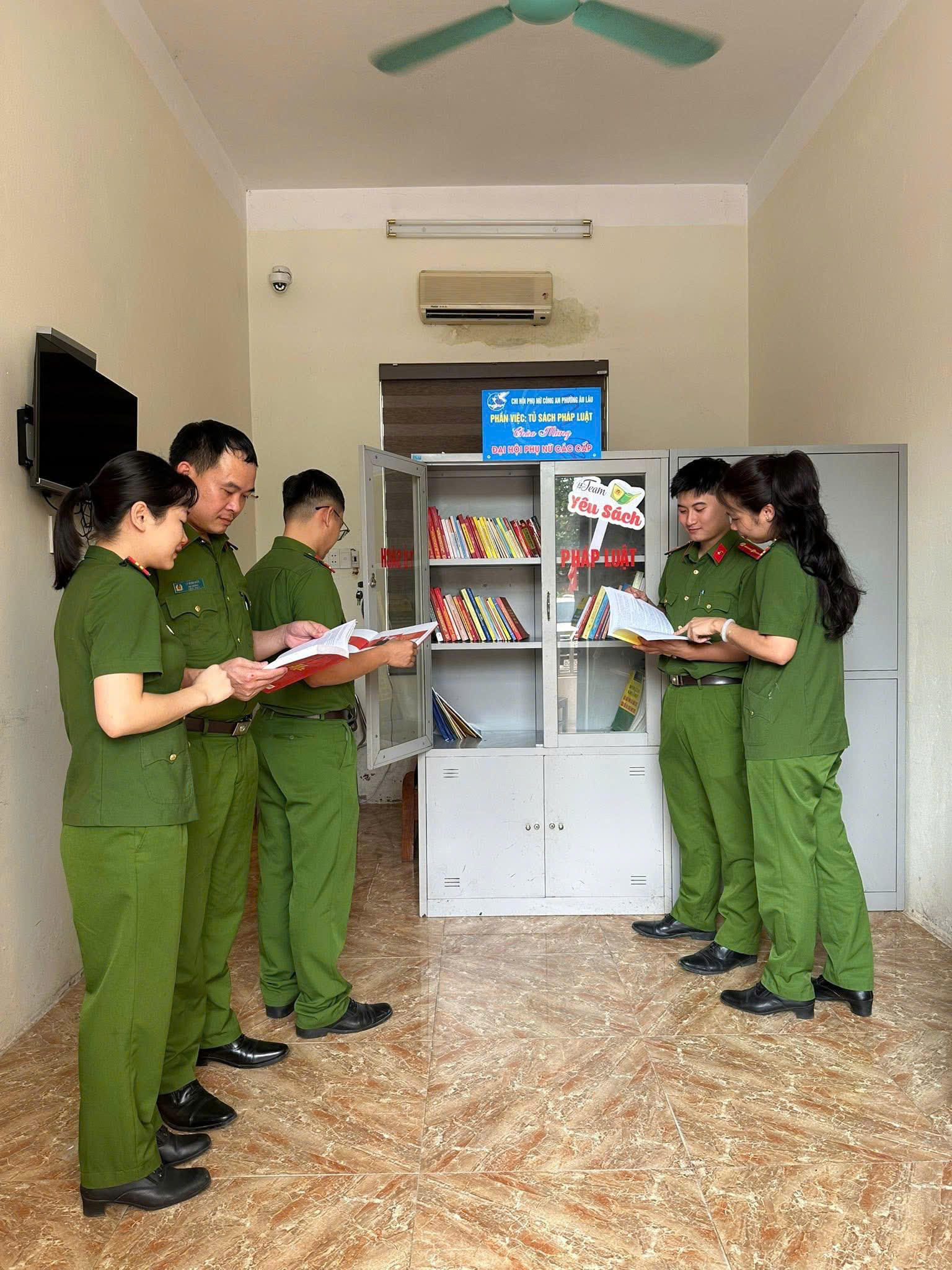 Công an phường Âu Lâu ra mắt “Tủ sách pháp luật” lan tỏa văn hóa học tập và làm theo luật 5 1db8c317 432f 4b43 bc6f 0e0c1a368dd2