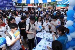 1e48dfd5bc2c40718a723128ff6415b5 tuyen sinh bo sung1.jpg