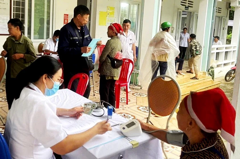 Thăm khám huyết áp cho đồng bào dân tộc Dao ở Bát Xát. Ảnh: Lưu Liên