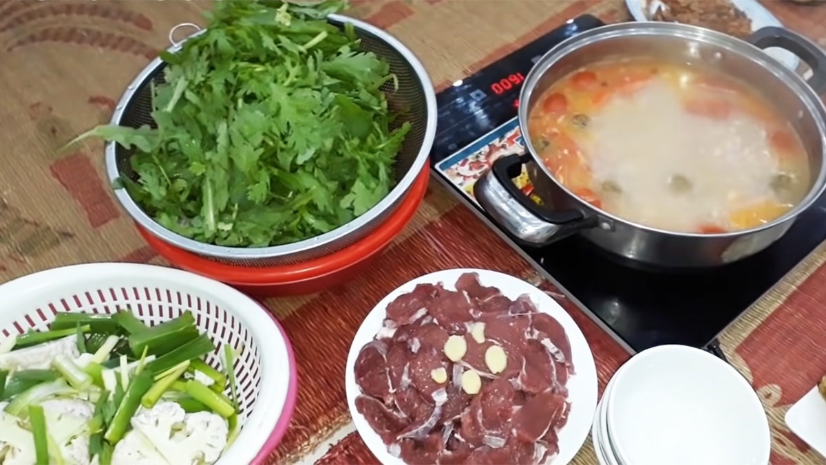Thịt trâu nhúng dấm vừa quen vừa lạ.