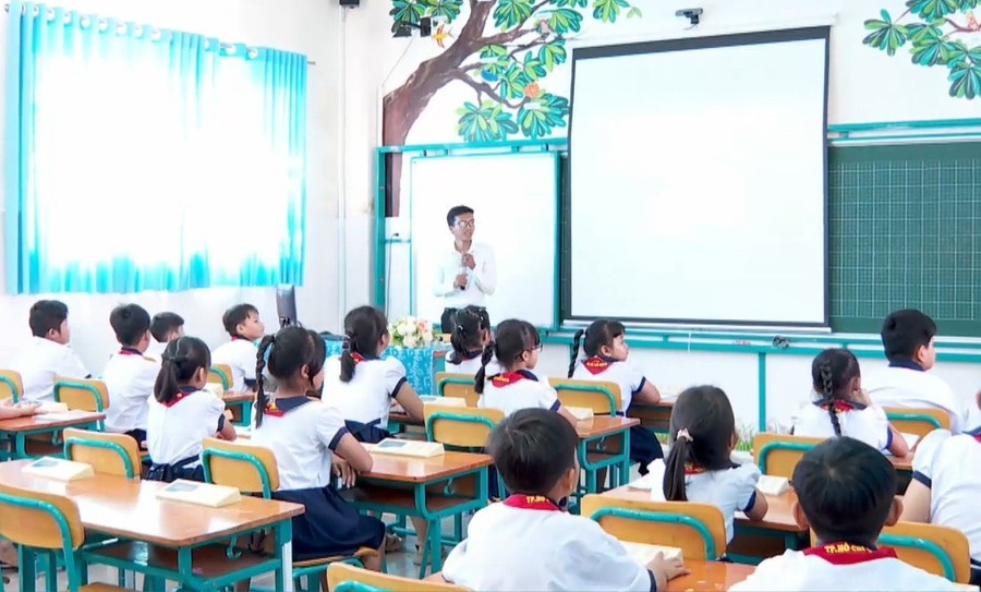 Học sinh Trường Tiểu học Thạnh An tham gia một tiết học trực tuyến. Ảnh: NTCC