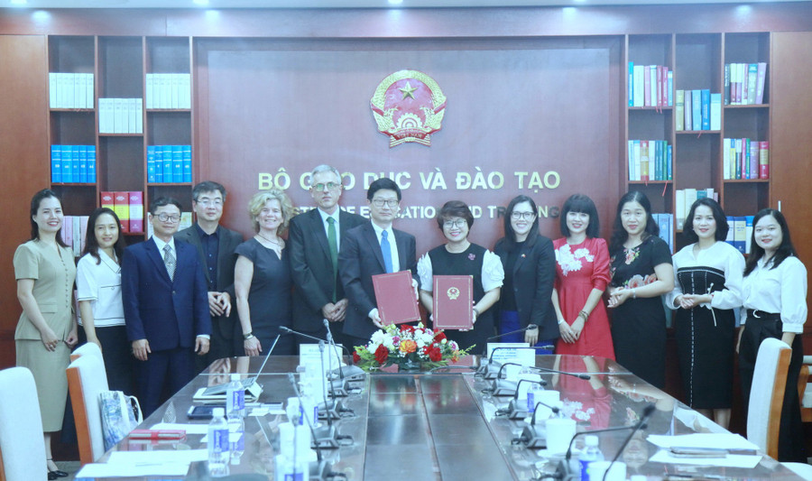 Cục trưởng Cục Hợp tác quốc tế Nguyễn Thu Thủy, ông Leo Mian Liu cùng thành viên hai bên chụp ảnh lưu niệm.