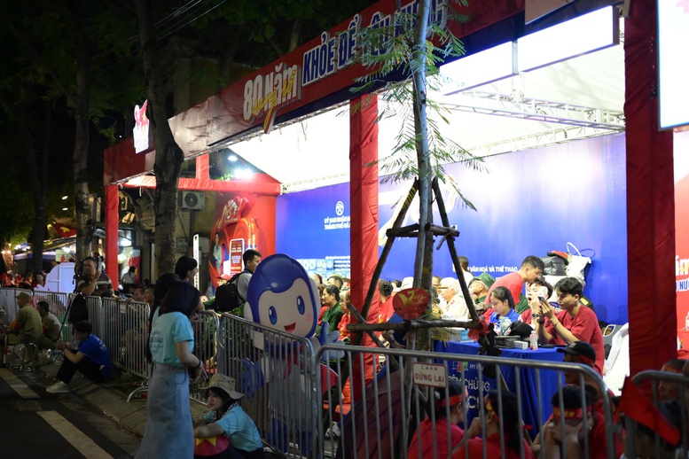 Chuỗi nhà thuốc và tiêm chủng Long Châu vinh dự đồng hành cùng chiến dịch 'A80 - Tự hào Việt Nam' 5 FPT Long Châu luôn đặt người dân làm trung tâm- đồng hành và sẻ chia, lan toả tinh thần yêu nước và đoàn kết dân tộc. Ảnh: FPT Long Châu