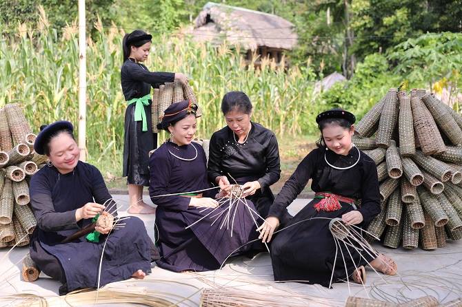 Lào Cai: Nhiều giải pháp phát triển làng nghề gắn với du lịch 1 Đổi mới công nghệ sản xuất kết hợp bảo tồn bí quyết nghề truyền thống