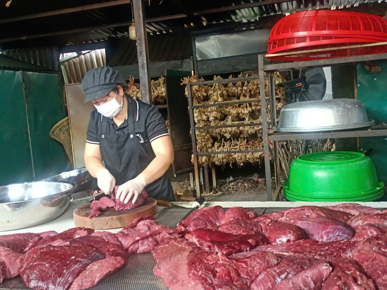 Sản phẩm OCOP Bát Xát: Hương vị quê nhà giữa đại ngàn Tây Bắc 2 Chị Lèo Thủy chế biến từ thịt trâu gác bếp.