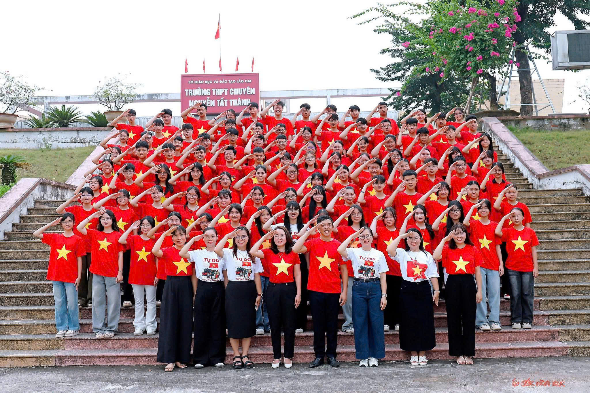 Thầy trò Trường THPT Chuyên Nguyễn Tất Thành rực rỡ hoạt động chào mừng 80 năm Quốc khánh 2 3572214351253794583
