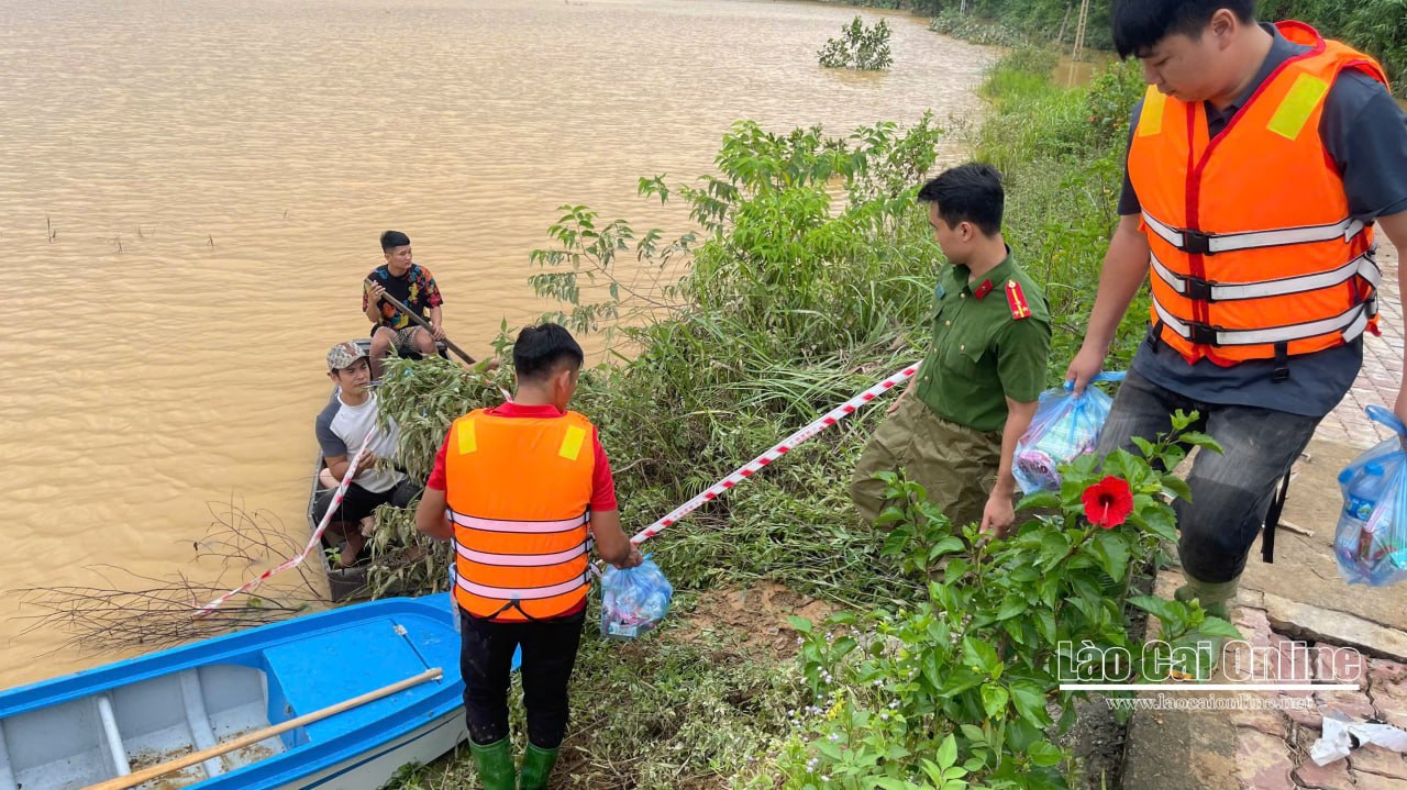 Công an Phường Âu Lâu phối hợp với UBND phường Âu Lâu tiếp tế lương thực, nước uống cho bà con . Ảnh Thu Hiền