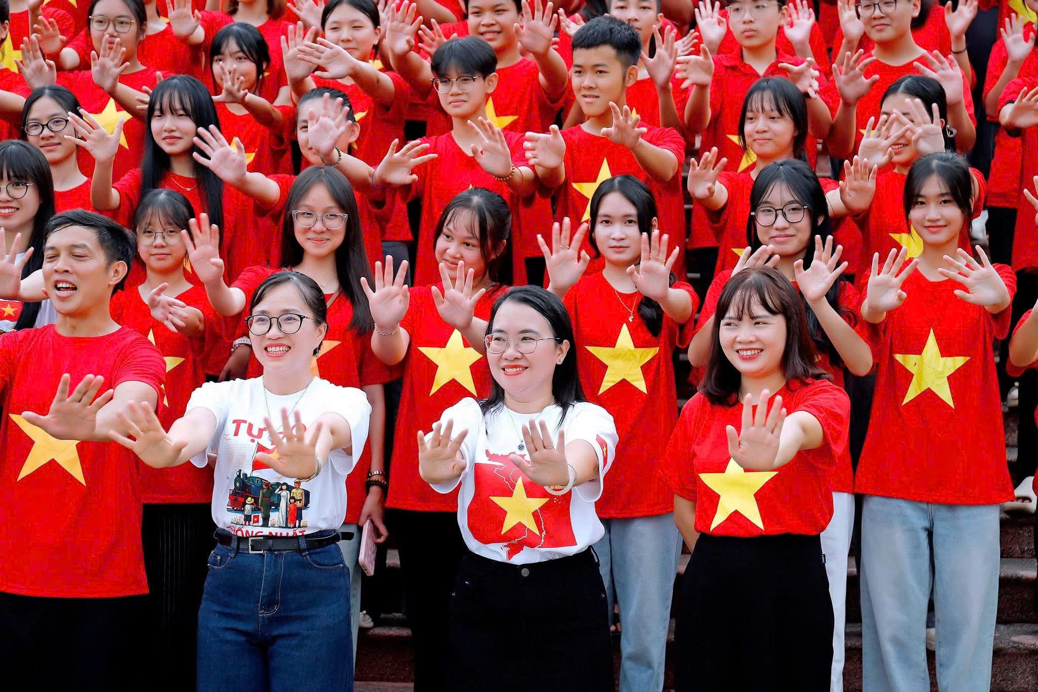 Thầy trò Trường THPT Chuyên Nguyễn Tất Thành rực rỡ hoạt động chào mừng 80 năm Quốc khánh 3 3e9dfd98de9555cb0c84