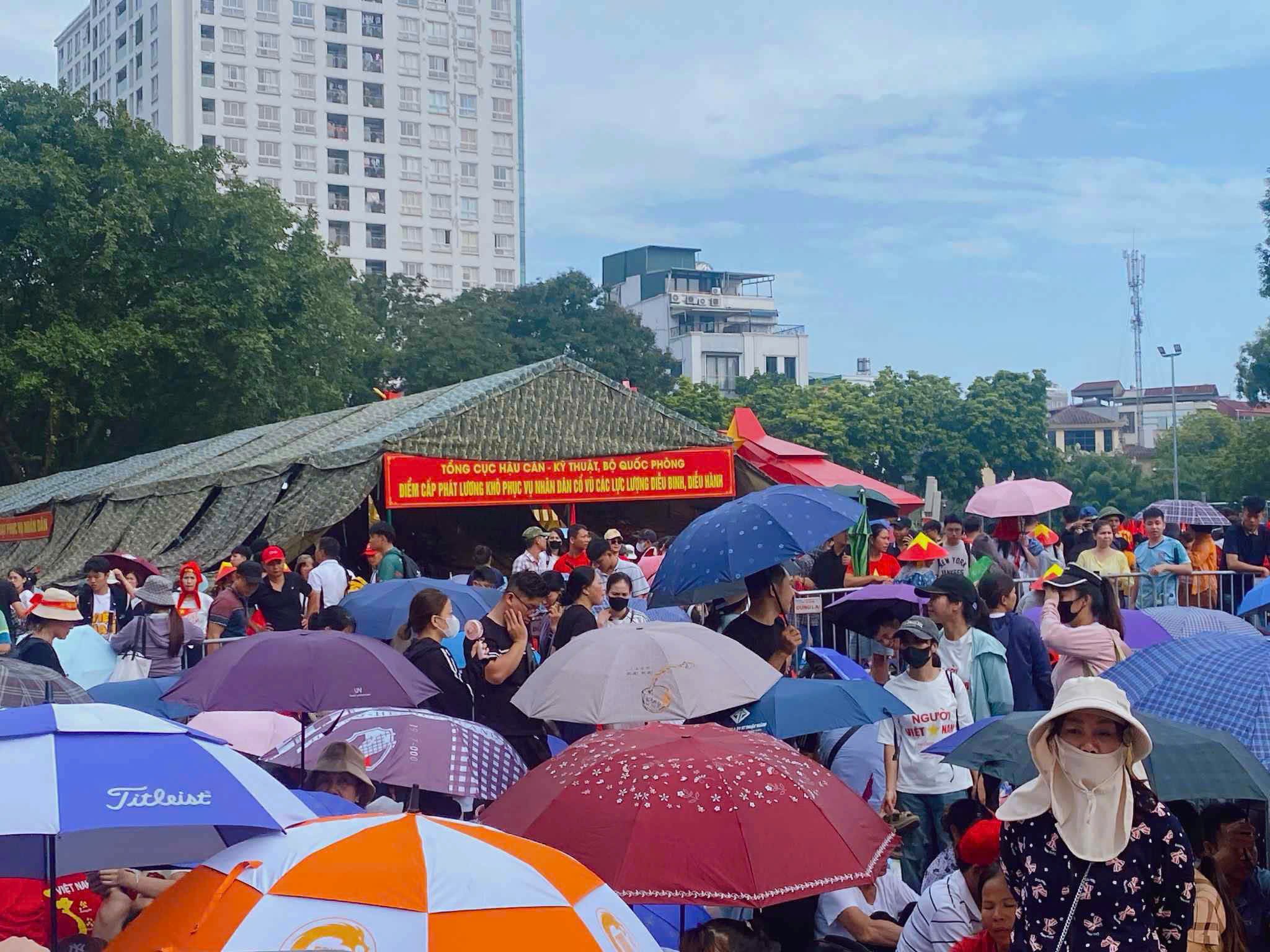 Hà Nội rực rỡ trước giờ G: “điểm nóng” xem diễu binh, diễu hành chật kín người 3 3f0dc59f5e9cd5c28c8d