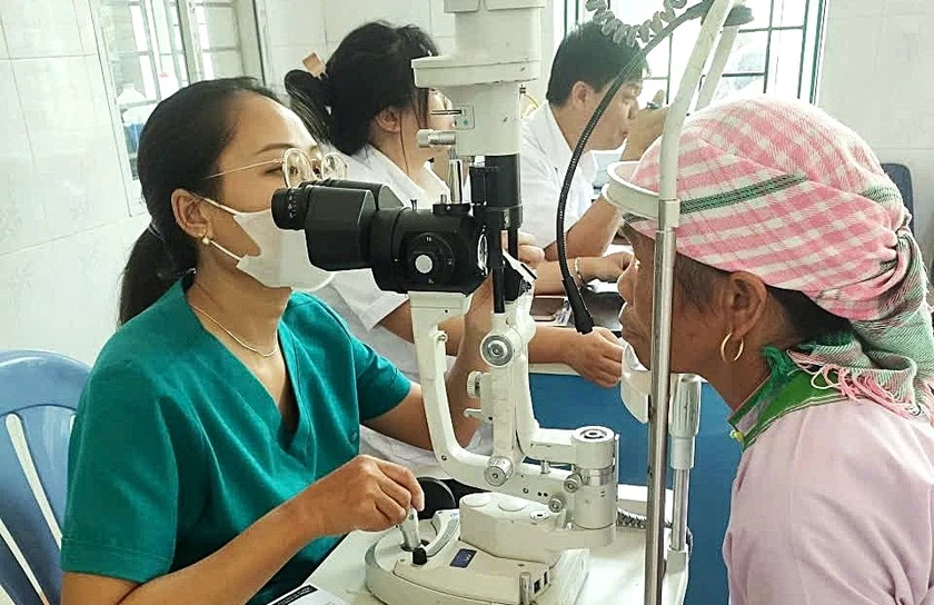 Bác sỹ Bệnh viện mắt Sài Gòn - Lào Cai khám bệnh về mắt cho người cao tuổi ở Bát Xát (Lào Cai). Ảnh: Lưu Liên