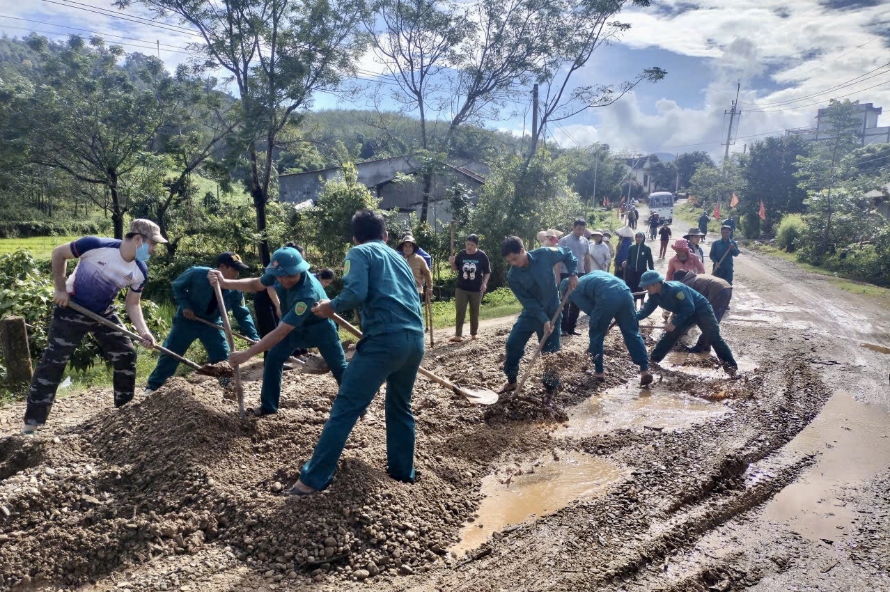 Cán bộ, Nhân dân chung tay sửa chữa đường liên xã xuống cấp gần 10 năm 4 Việc sửa chữa lại đường ĐH 85 cũng chỉ là giải pháp tạm thời. Điều mà cán bộ và người dân xã Đăk Môn mong mỏi lớn nhất lúc này, là các cơ quan chức năng sớm quan tâm, đầu tư nâng cấp tuyến đường. (Ảnh: Ngọc Chí)