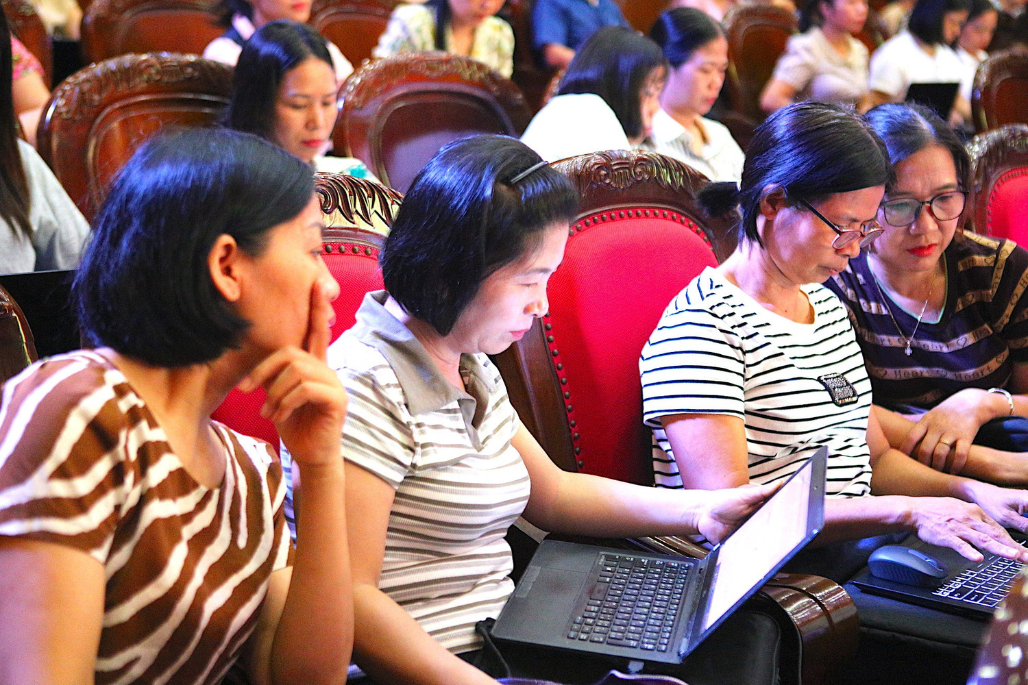 Giáo viên Hưng Yên thực hành sử dụng công cụ AI tại buổi tập huấn. 1.jpg