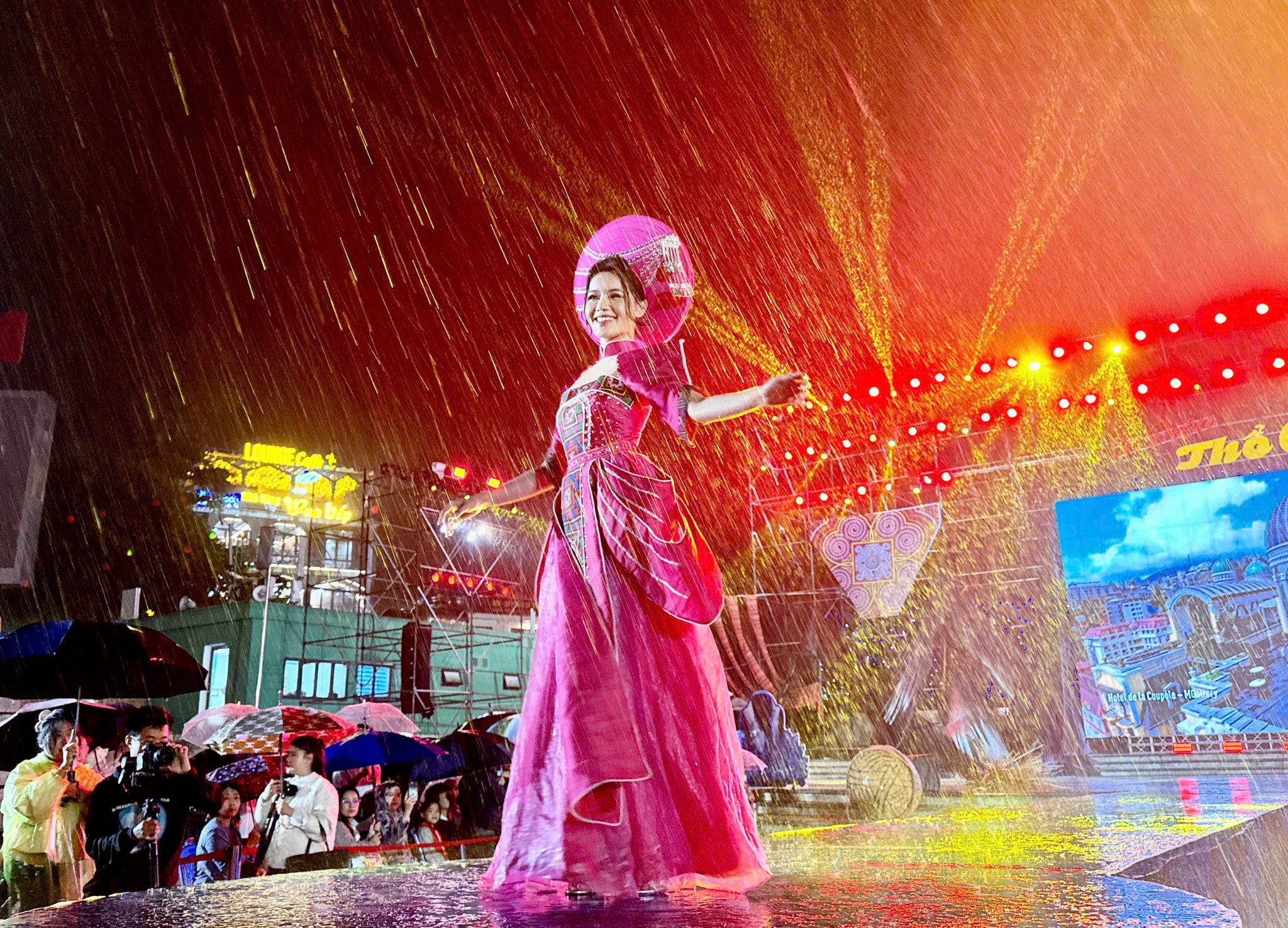 Sa Pa rực rỡ sắc màu trong show thời trang “Vũ điệu thổ cẩm” 2 Màn catwalk của Hoa hậu Du lịch Việt Nam 2024 Phạm Thị Ngọc Quỳnh. (Ảnh truyền hình Sa Pa)