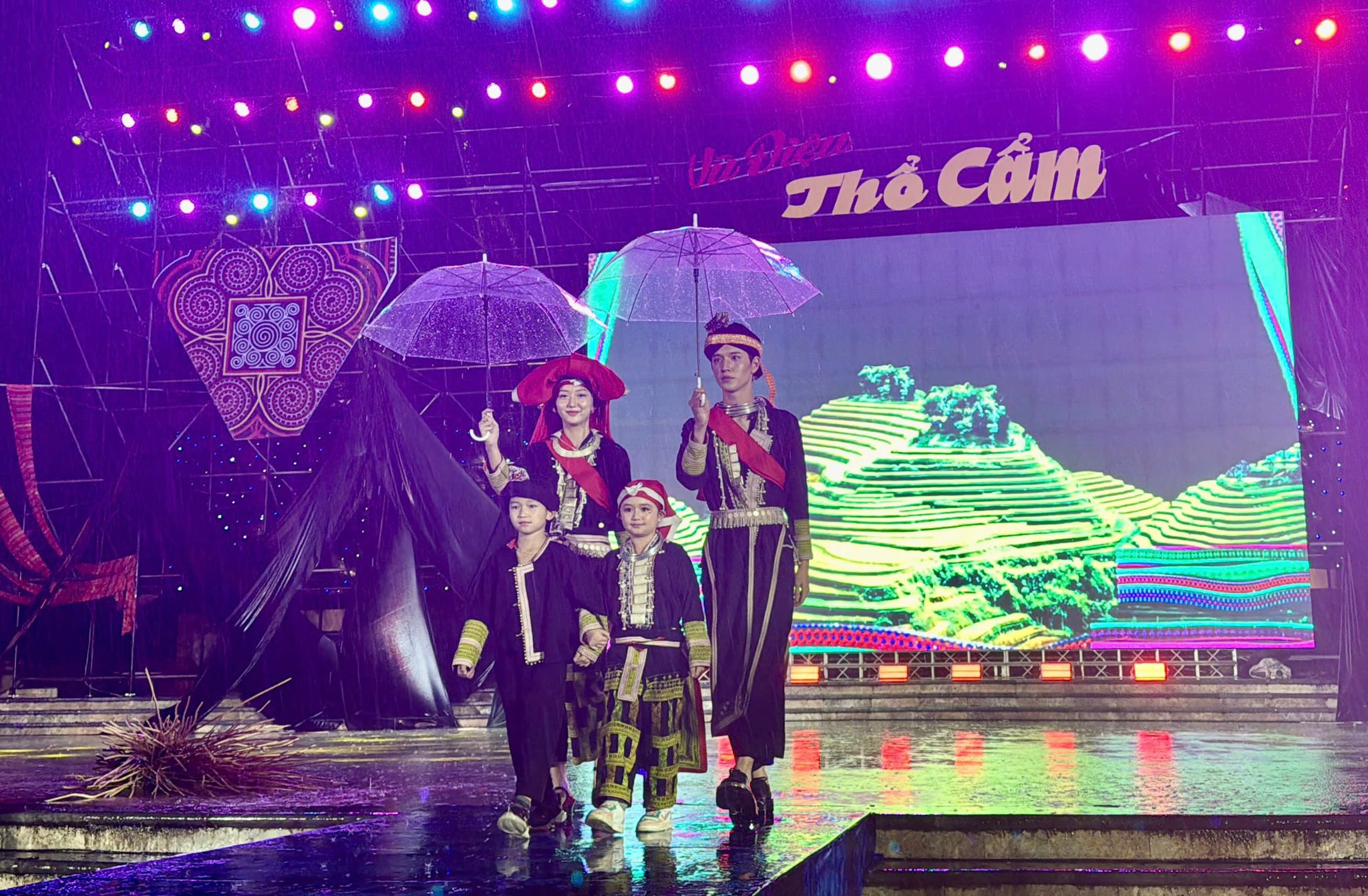 Sa Pa rực rỡ sắc màu trong show thời trang “Vũ điệu thổ cẩm” 5 Tái hiện trang phục cưới truyền thống của Mông, Dao, Tày, Dáy, Xa Phó. (Ảnh truyền hình Sa Pa)