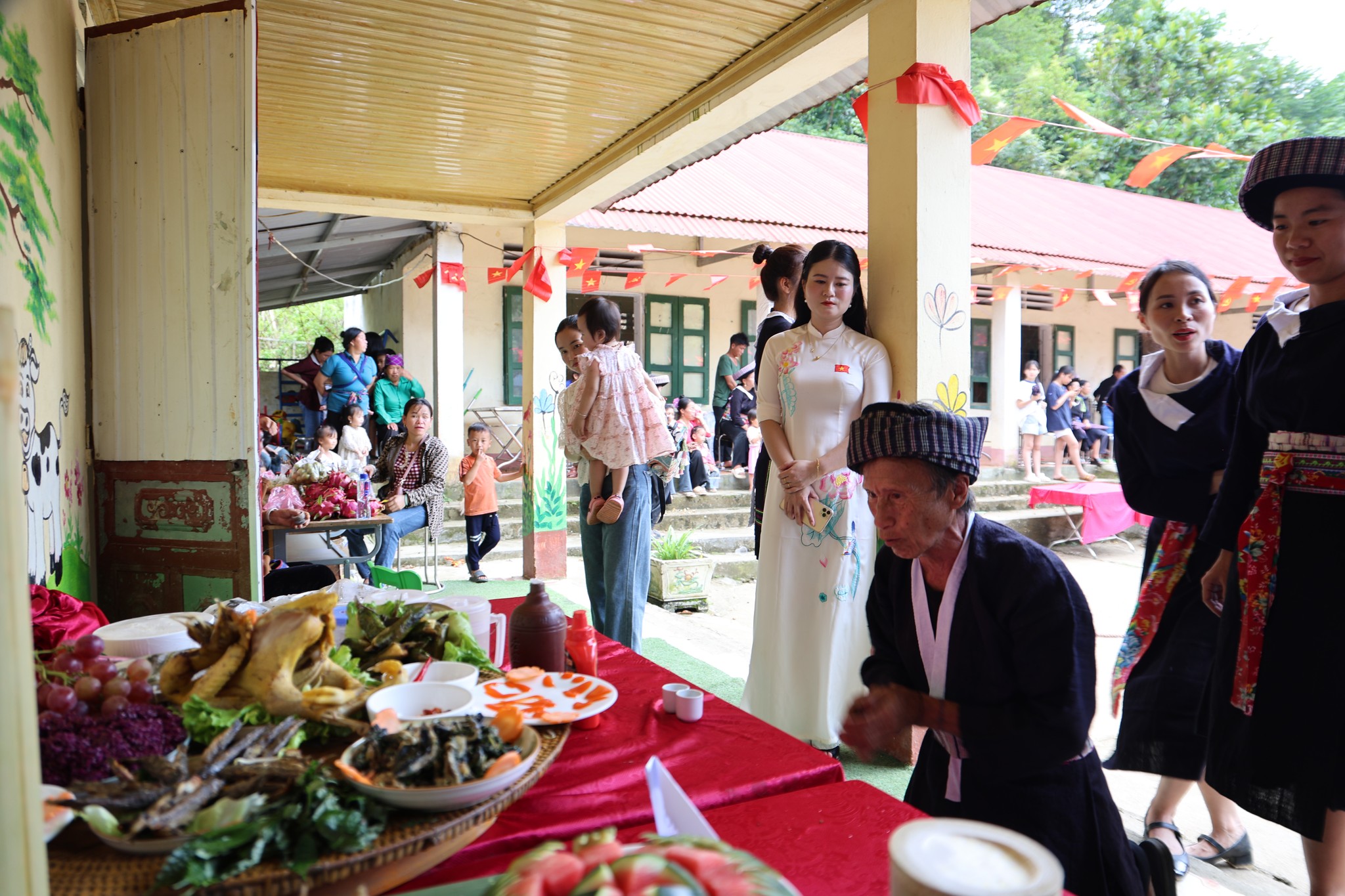 Rộn ràng Tết tháng Bảy của người Mông Xanh ở Nậm Xé 2 Mâm lễ dâng cúng, xôi nếp dẻo thơm, gà luộc vàng ươm, bánh truyền thống cùng chén rượu ngô nồng men đã gửi gắm tất cả lòng thành kính và biết ơn (ảnh Trung Tâm Văn Hoá, Thể Thao - Truyền Thông Văn Bàn)