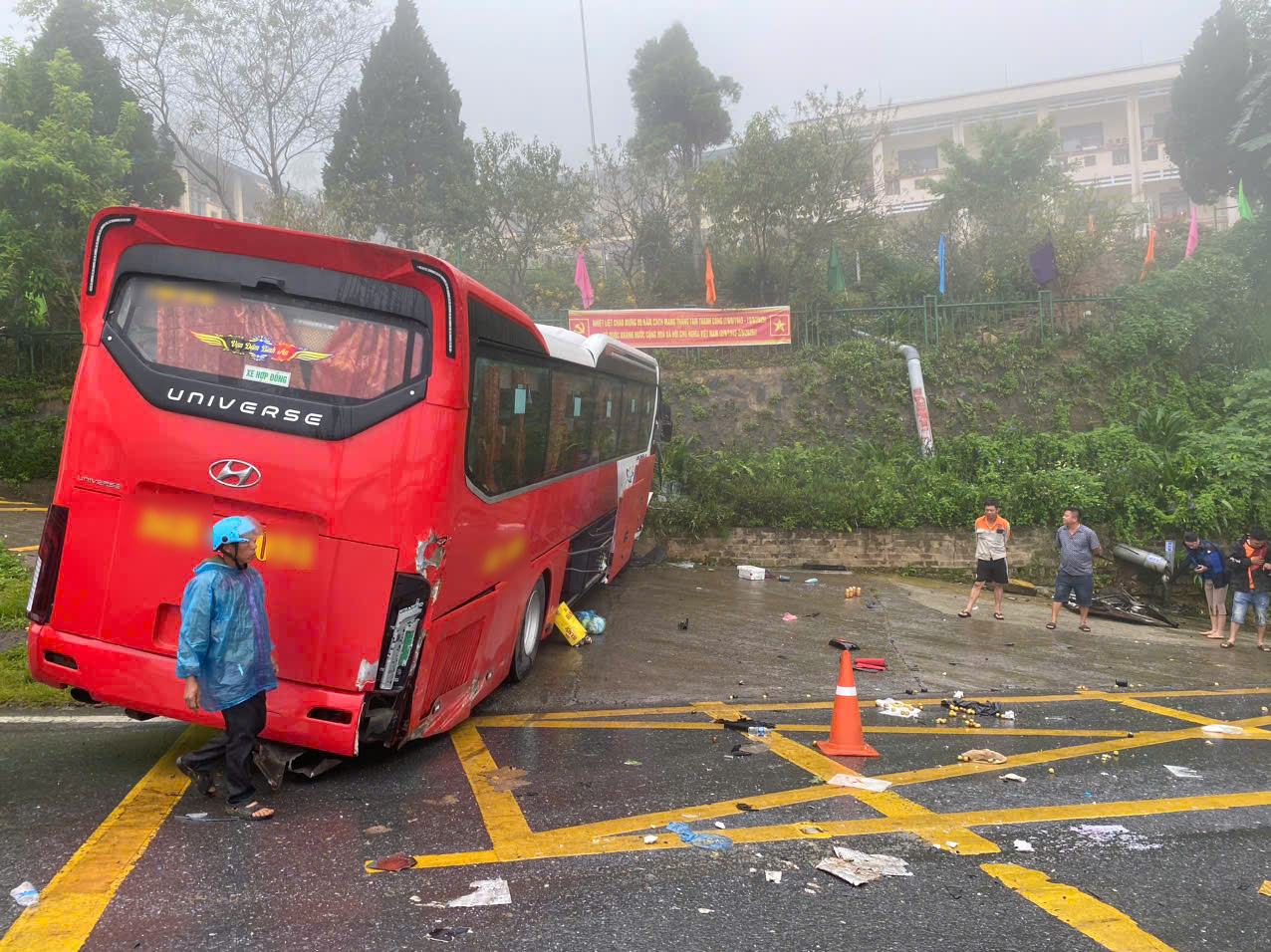 Tai nạn xe khách mất phanh ở Quốc lộ 4D: Tài xế mạo hiểm đâm vào ta luy dương để cứu 36 hành khách 3 547160695 1374863647982041 8623867907768043108 n