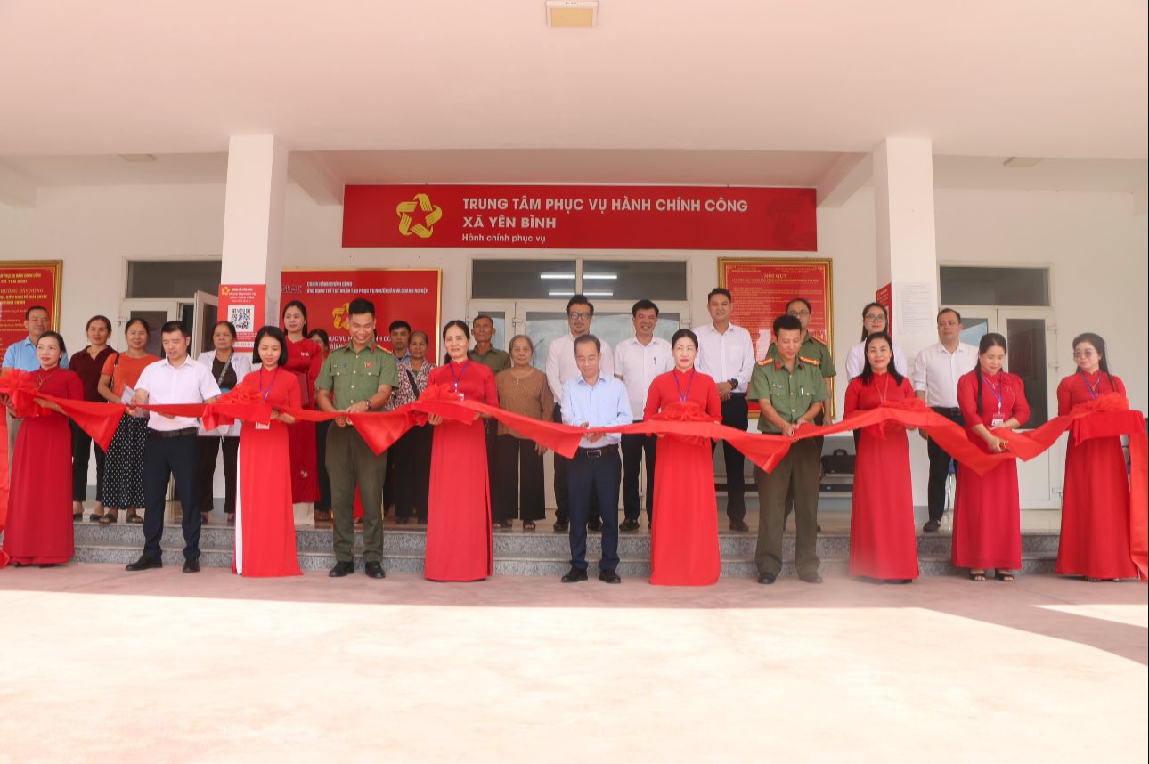 Lễ ra mắt và cắt băng ra mắt thử nghiệm mô hình "Cabin hành chính công, ứng dụng trí tuệ nhân tạo phục vụ người dân và doanh nghiệp" tại xã Yên Bình (ảnh tin tức Yên Bình )