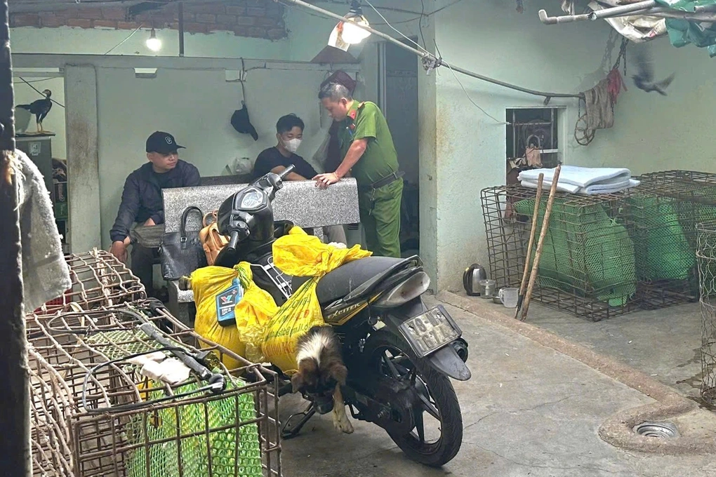 Bà lão 74 tuổi tham gia đường dây trộm chó liên tỉnh tại Đắk Lắk 2 Sau khi trộm được chó, các đối tượng mang chó đến nhà bà Nhị để tập kết (Ảnh: Công an cung cấp).