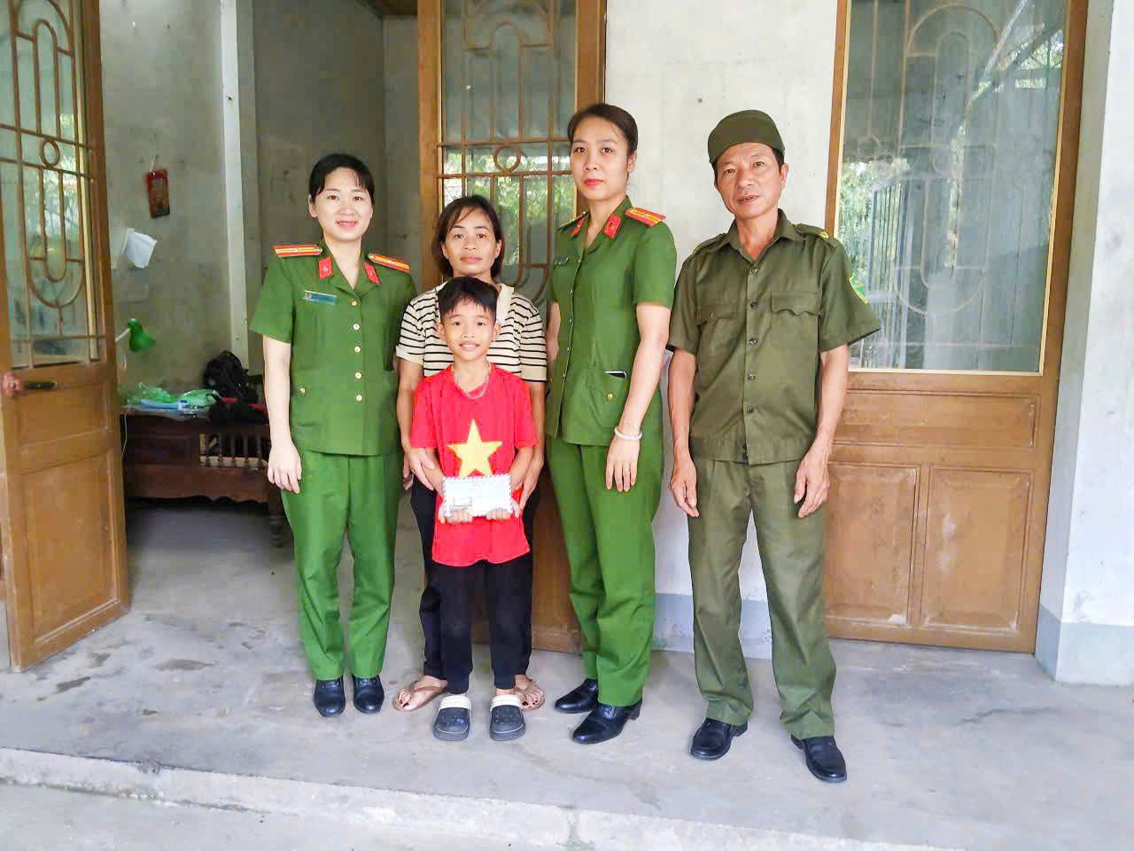 Công an phường Âu Lâu lan tỏa yêu thương: Đồng hành cùng trẻ em khó khăn bước vào năm học mới 4 548ddd73 89ac 4705 9237 5fd5769962e0
