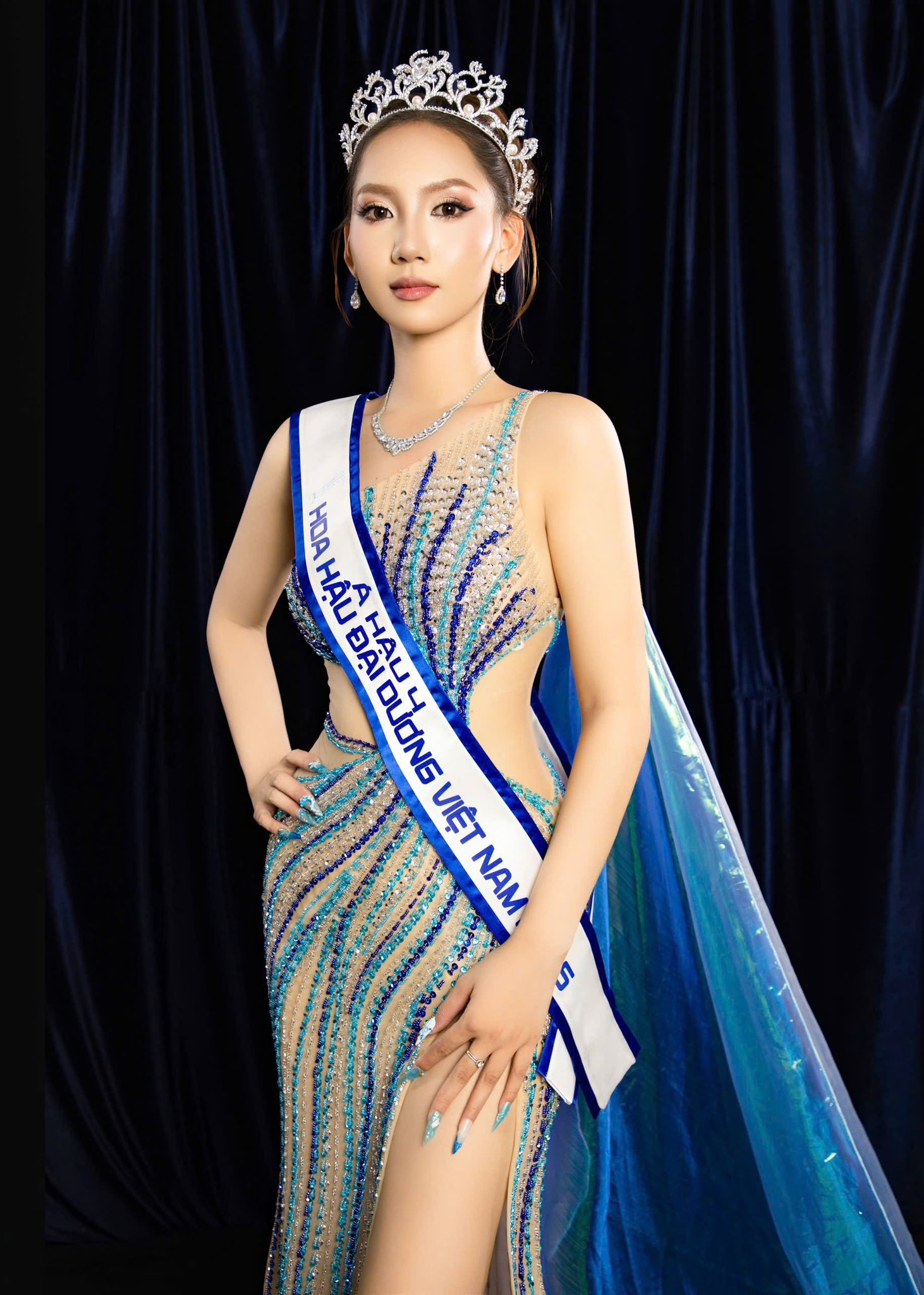 Chiếc vương miện sau đó đã được sửa lại, đội chỉn chu cho Á hậu 4 Khánh Huyền