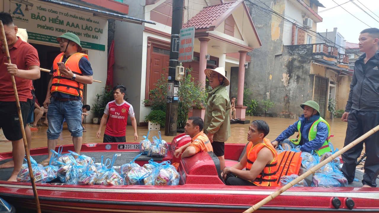 UBND Phường Yên Bái thành lập điểm tiếp nhận vật phẩm cứu trợ , và phân phát cho bà con