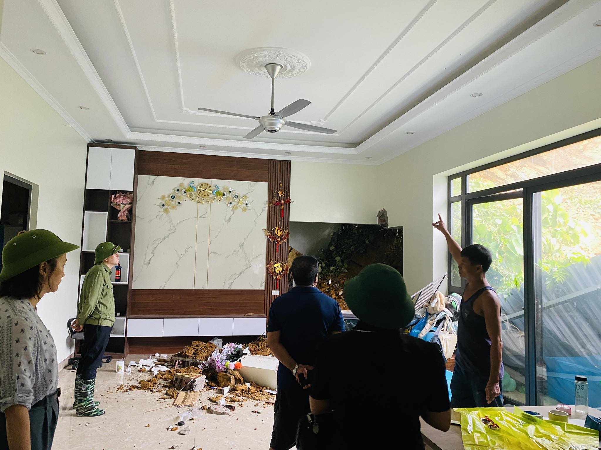 Lực lượng chức năng thường xuyên kiểm tra các điểm có nguy cơ ngập úng, sạt lở (ảnh Bến Đền đổi mới )