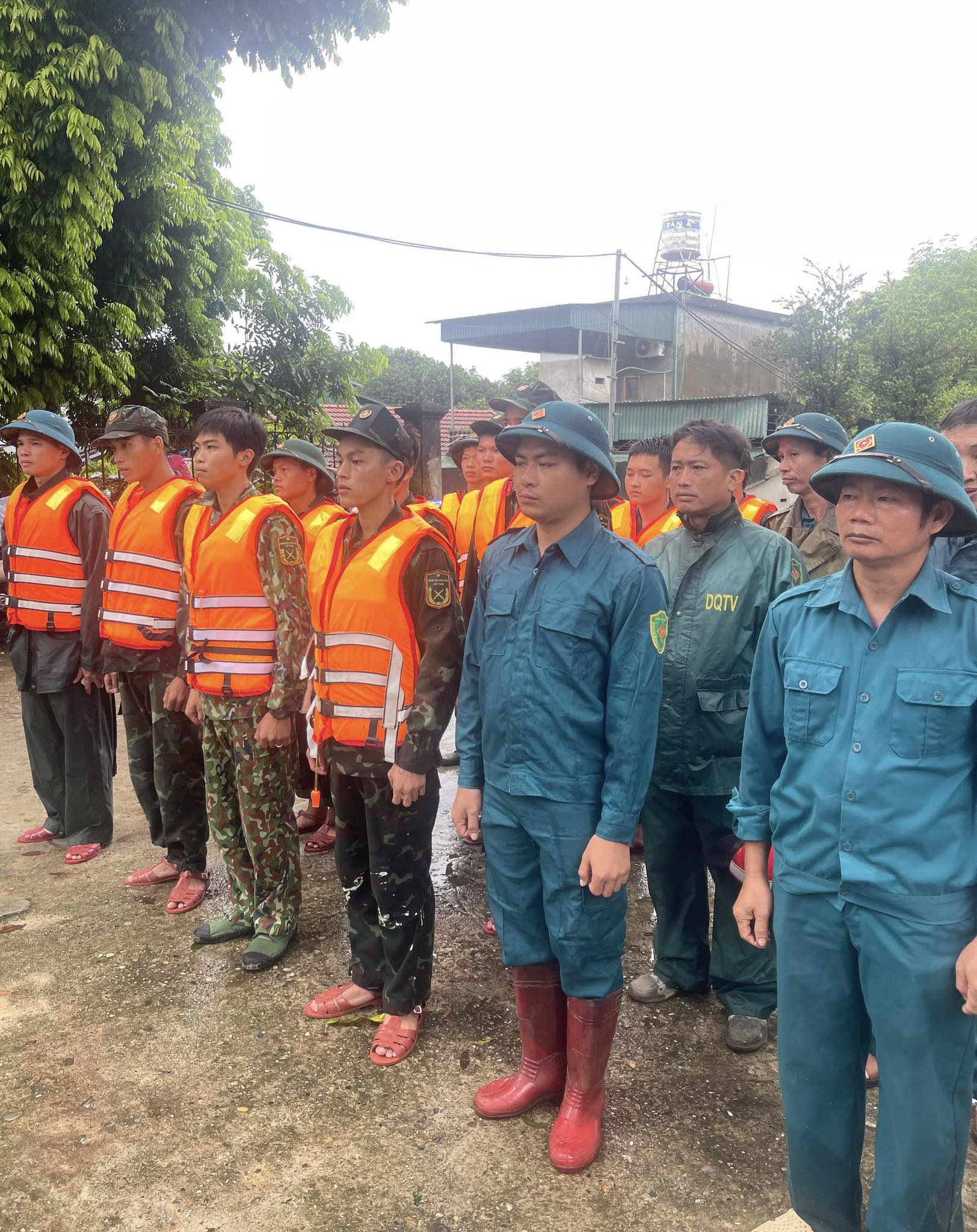 Huy động lực lượng ứng trực 24/24, sẵn sàng hỗ trợ dân (ảnh Bến Đền đổi mới )
