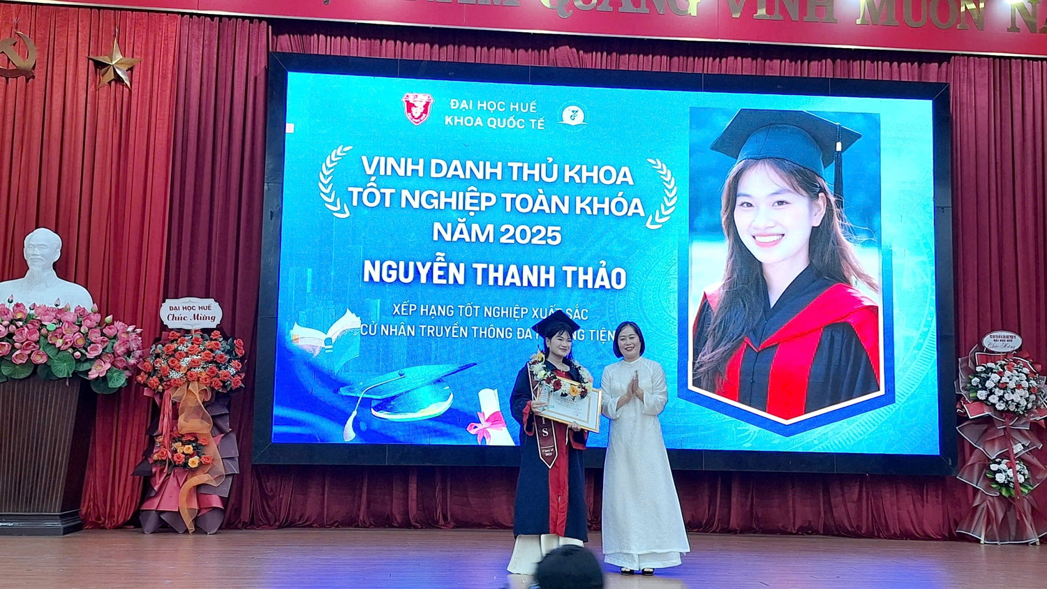 Khen thưởng em Nguyễn Thanh Thảo, Thủ khoa toàn khóa, xếp hạng tốt nghiệp xuất sắc, cử nhân Truyền thông đa phương tiện. z7028724091383-aca501b993cf9ef0905d8cf4b9b4e0f7.jpg