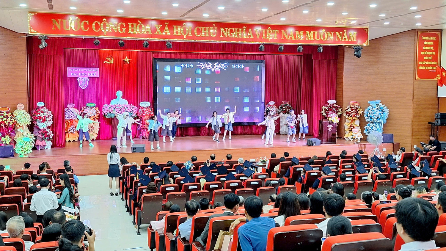 Văn nghệ chào mừng lễ tốt nghiệp. z7028724136280-b445c68b3507a8b5c2c431c27409d0ed.jpg