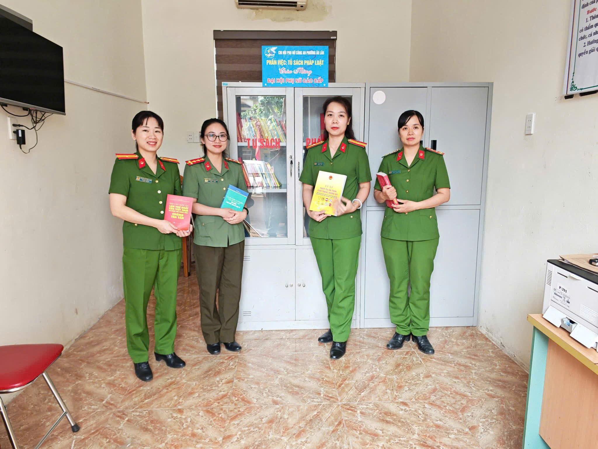 Công an phường Âu Lâu ra mắt “Tủ sách pháp luật” lan tỏa văn hóa học tập và làm theo luật 6 5ccd8042 f219 4743 9291 a7c155a6b8dd