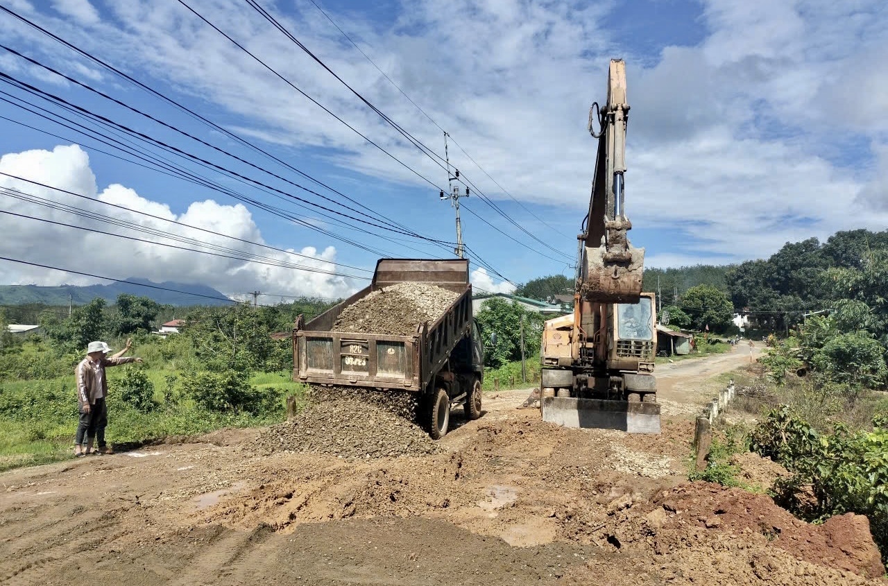 Cán bộ, Nhân dân chung tay sửa chữa đường liên xã xuống cấp gần 10 năm 2 Xã Đăk Môn đã vận động các doanh nghiệp, người dân đóng góp 25 chuyến xe tải, 8 ca máy đào và 321m3 đá, sỏi để sửa chữa đường ĐH 85. (Ảnh: Ngọc Chí)