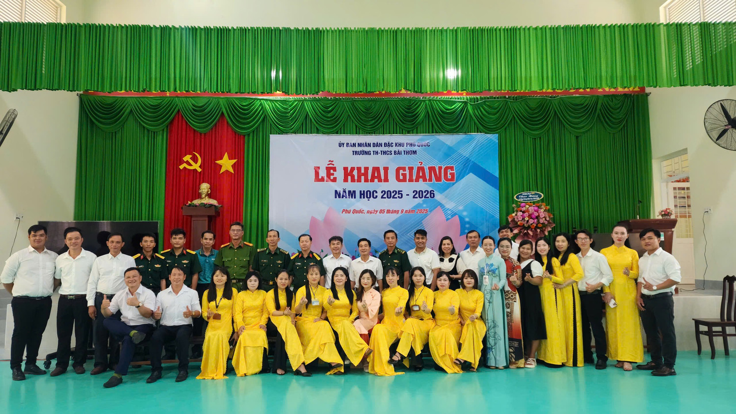 Các giáo viên tại Trường Tiểu học - THCS Bãi Thơm (đặc khu Phú quốc) trong lễ khai giảng vừa qua. Ảnh: TH-THCS Bãi Thơm