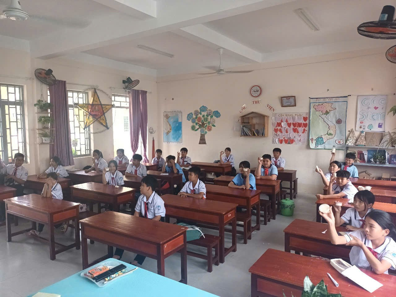 Chuyển đổi số và ứng dụng AI giúp các giáo viên tại trường giảng dạy tốt hơn. Ảnh: TH-THCS Bãi Thơm