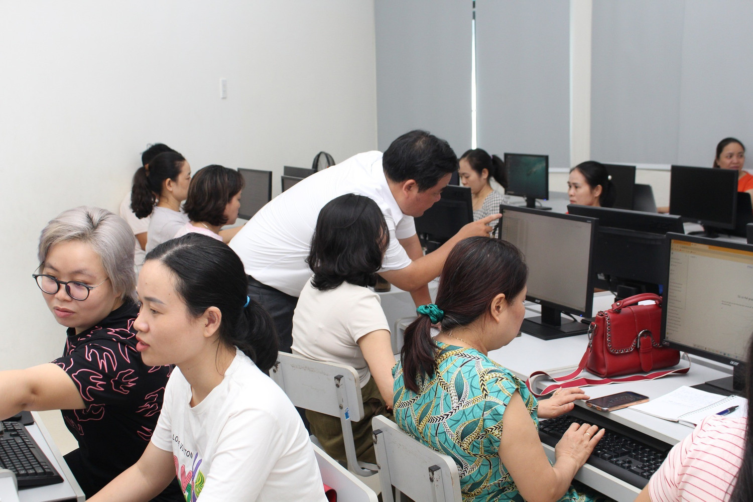 Thạc sĩ Lê Vũ hướng dẫn giáo viên Trường Tiểu học Ông Ích Khiêm (phường Hải Châu, TP Đà Nẵng) sử dụng AI để thiết kế trò chơi trong tổ chức hoạt động dạy học. truong-tieu-hoc-ong-ich-khiem-da-nang.jpg