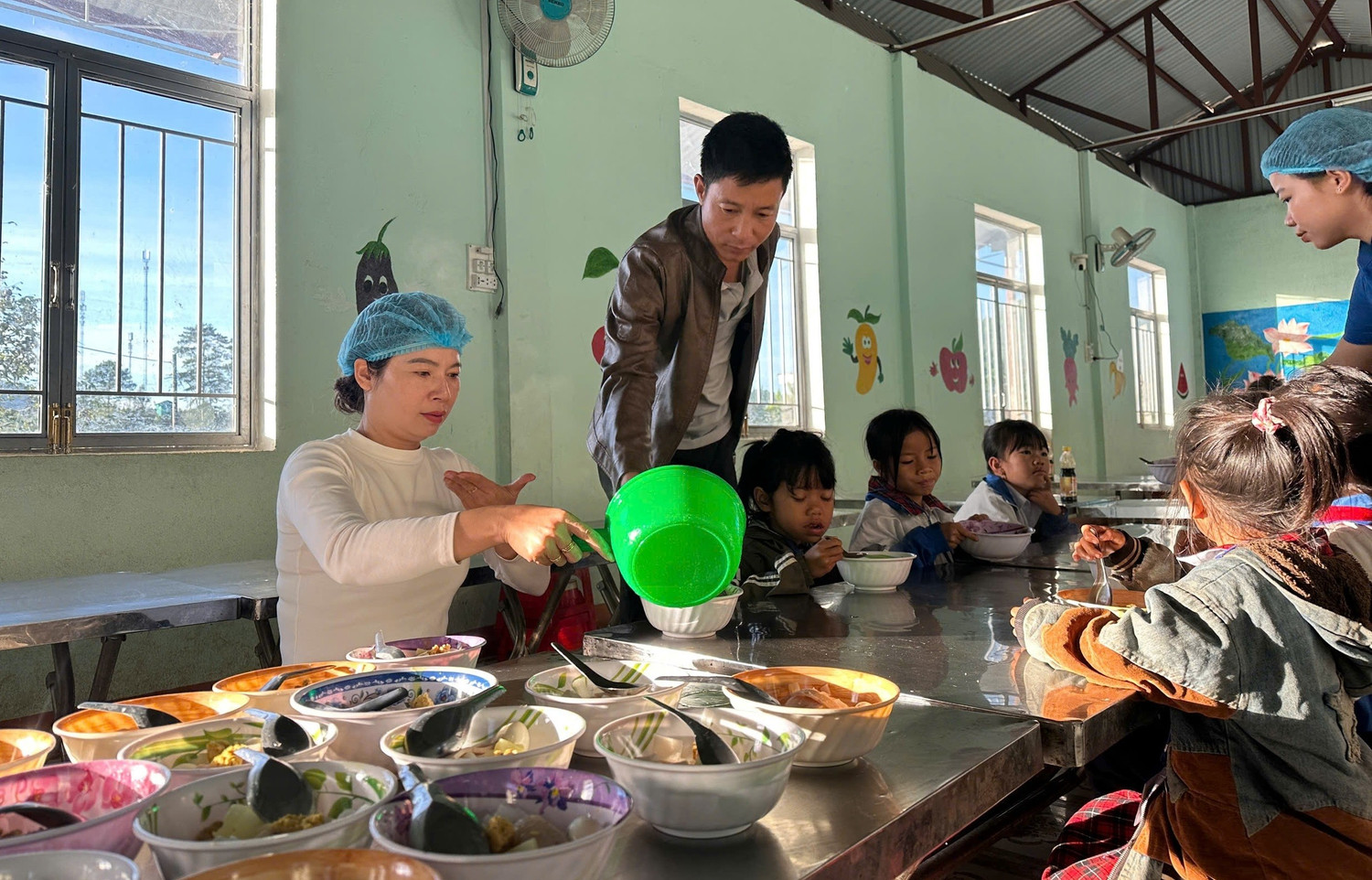 bua-sang-giu-chan-hoc-tro-ngheo-2.jpg