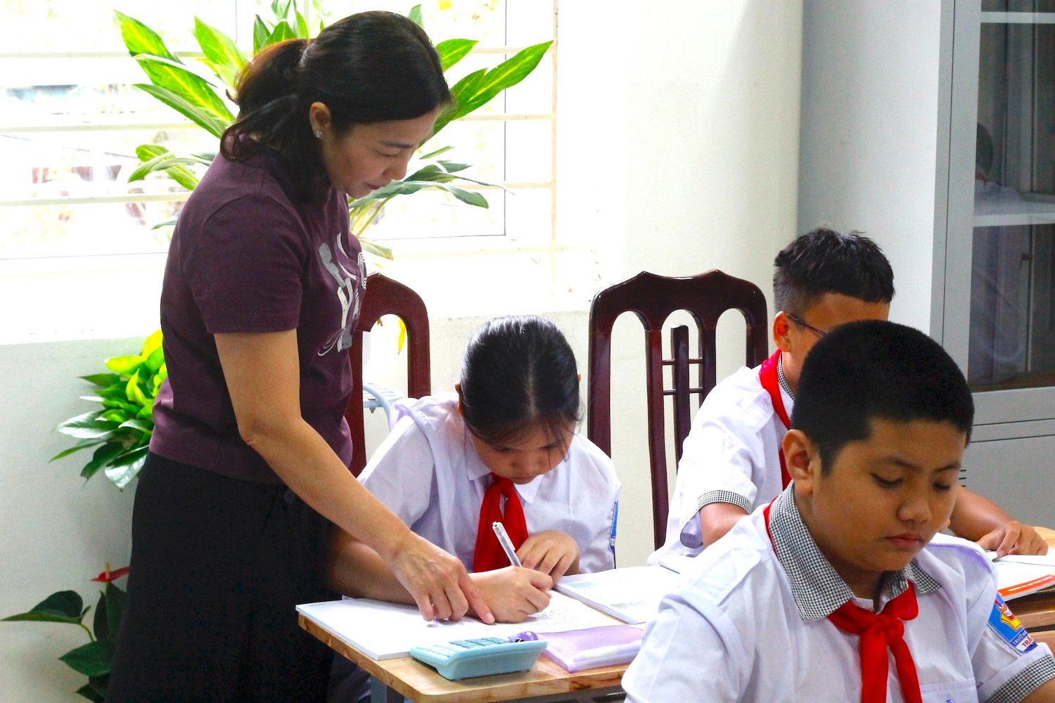 Cô trò Trường THCS Trần Phú vui mừng khi được học tập trong phòng học mới. anh-3.jpg