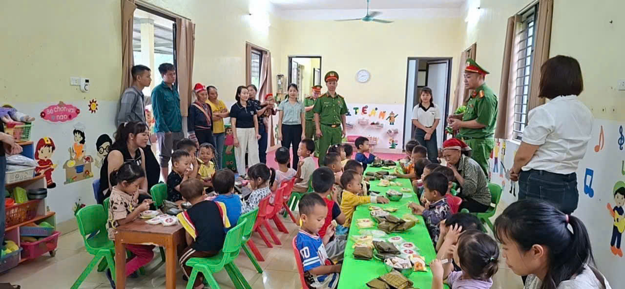 Lan tỏa yêu thương đến học sinh vùng cao xã Tằng Loỏng 5 8cf707e5 ea61 4d95 ae56 76b0f37a6b87